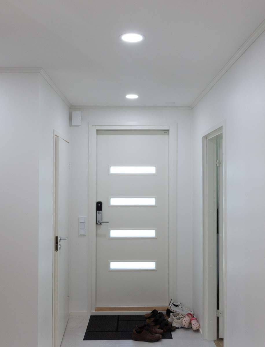 Hall de entrada iluminado con Plafondi 160t. Los interruptores de control son fácilmente accesibles junto a la entrada en caso de que sea necesario accionarlos manualmente. LedStore.fi